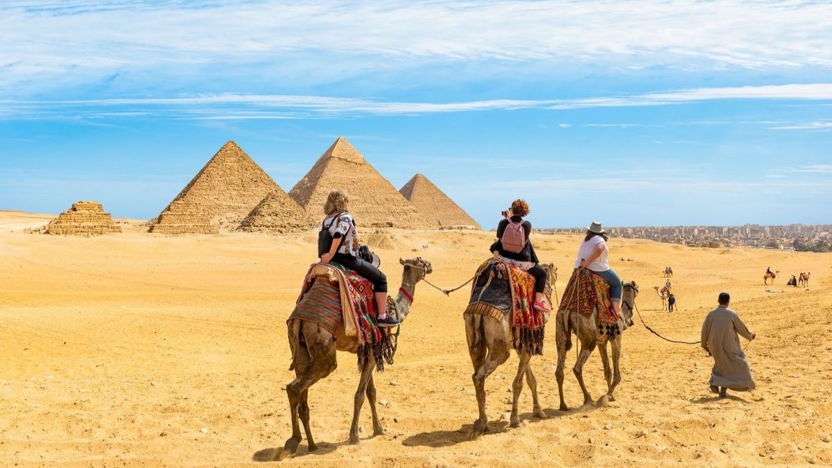 Las Pirámides de Guiza, una de las maravillas presentes en el circuito de ACT Travel por Egipto.