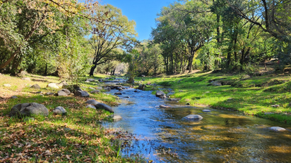 El pueblito de Córdoba con balnearios de aguas doradas y ollas naturales 