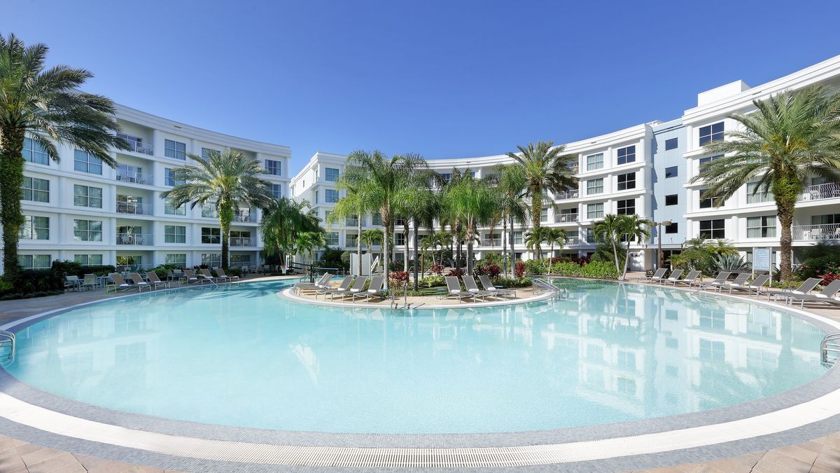 Meliá Orlando Celebration se destaca por su piscina infinita de 360 grados, el punto de encuentro ideal para familias.