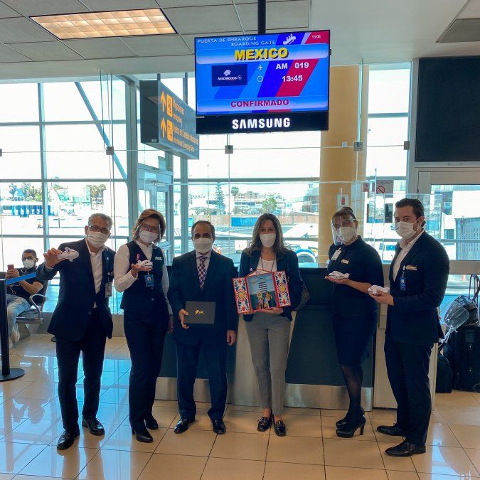 Víctor Hugo Morales Meléndez, Embajador de México en el Perú y Sandra Chávez, Gerente Comercial de Aeroméxico Perú, ambos acompañados de la tripulación del vuelo AM 19.