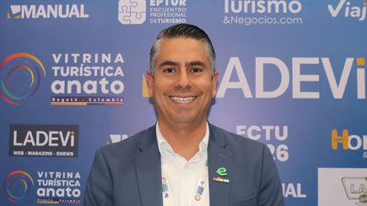 Guillermo Badial, director Comercial de National Car Rental y Enterprise México, en el stand de Ladevi durante la Vitrina Turística de Anato.