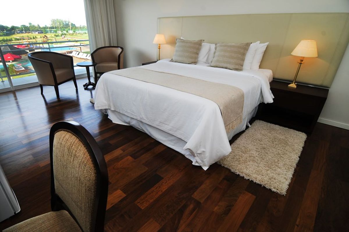 Una de las 20 suites del Altos del Arapey, una lujosa propuesta en torno a termas, golf y spa.