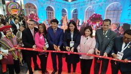 Corte de cinta en la inauguración del stand de PromPerú en la Vitrina Turística Anato 2025.