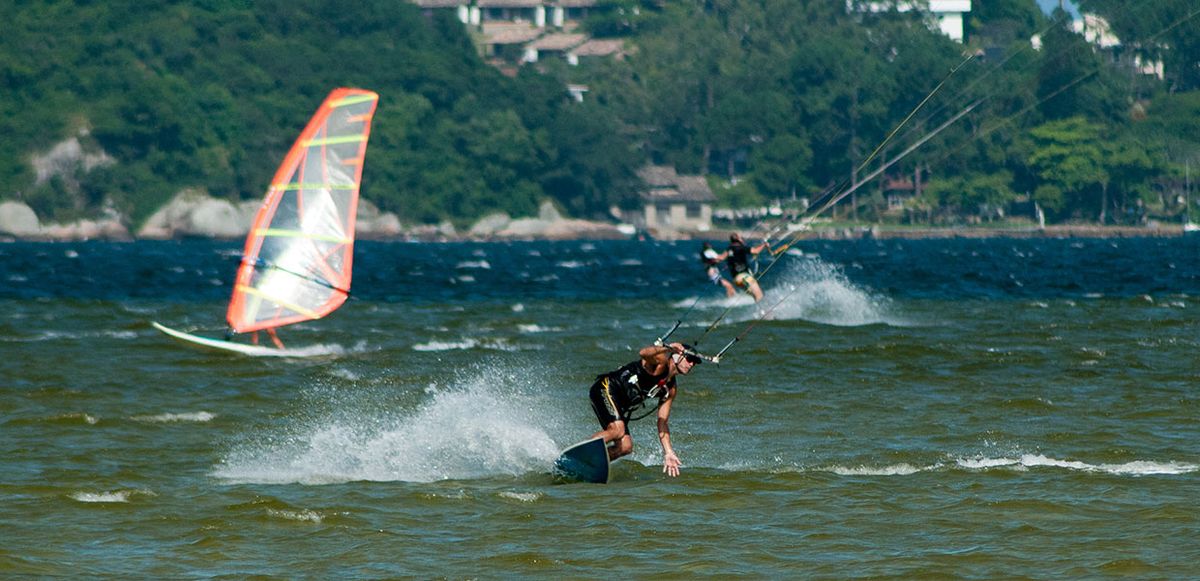 Semana Santa en Florianópolis: la Lagoa da Conceição se ha convertido en un lugar muy popular para llevar la adrenalina al máximo con deportes acuáticos. 