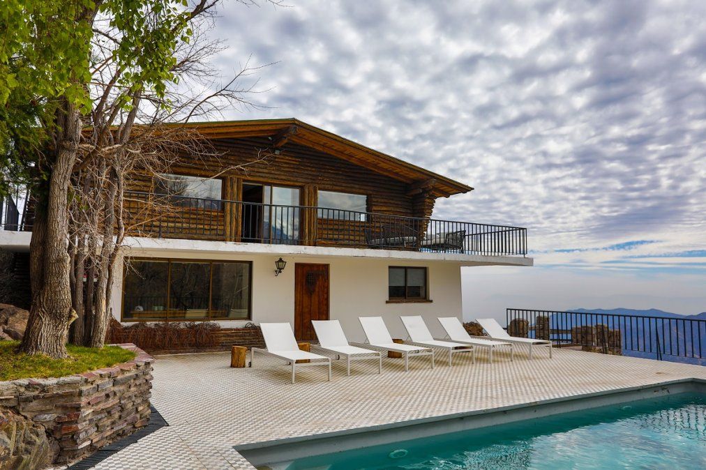 &nbsp;El hotel está rodeado de tres centros de esquí y bike parks de nivel internacional.