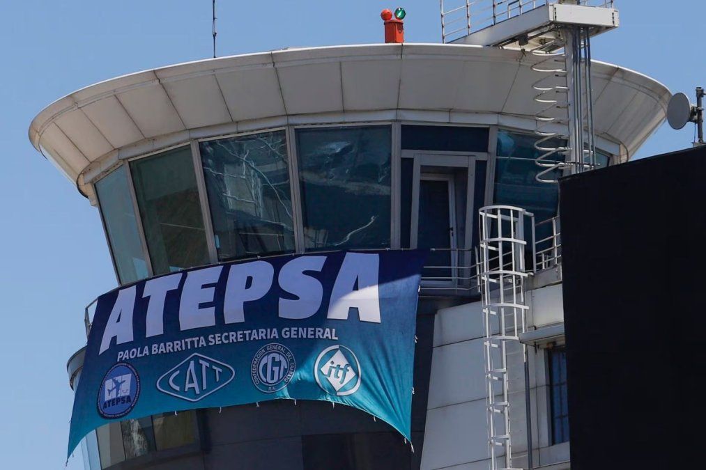 EANA denunció a los controladores aéreos por colgar banderas de algunas las torres de control