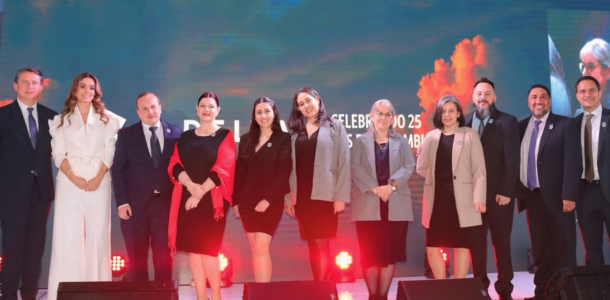 Equipo de Delta Air Lines en el marco de los 25 años de la aeorlínea en Colombia.