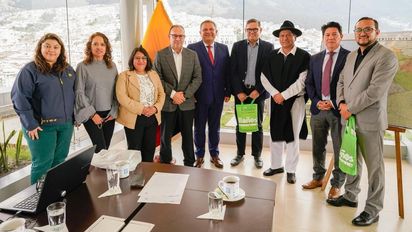 Manuel Caizabanda, prefecto de Tungurahua; Marlon Guevara, alcalde de Baños; Danilo Aróstegui, del área de Turismo del Gobierno Provincial de Tungurahua; y, Javier Mullo, presidente de Ecuador Conventions, junto con el ministro de Turismo Mateo Estrella.&nbsp;