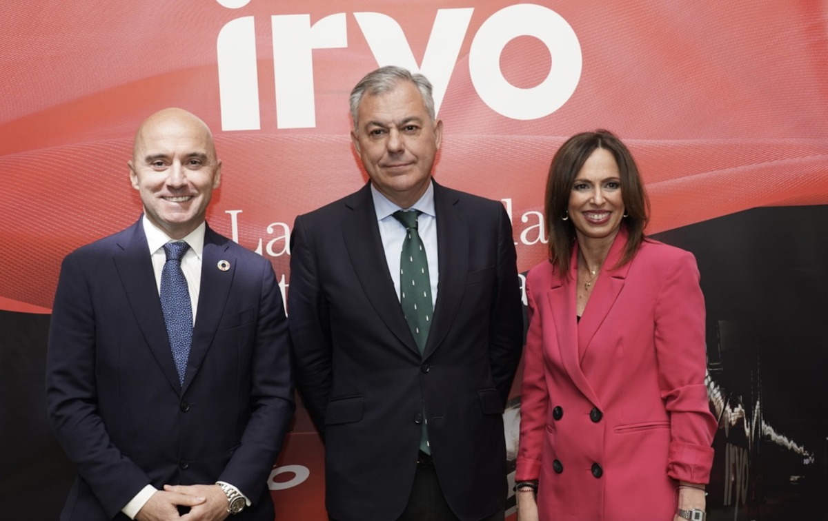 Simone Gorini, CEO de Iryo, junto al alcalde de Sevilla, José Luis Sanz, y la consejera de Fomento, Infraestructuras y Ordenación del Territorio de la Junta de Andalucía, Rocío Díaz Jiménez.&nbsp;
