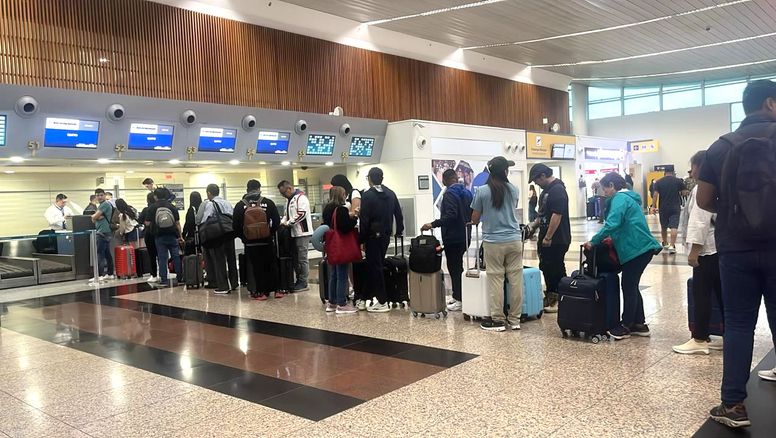 Pasajeros a punto de abordar nuevo vuelo directo hacia Jamaica operador por Aeroregional con apoyo de Maxitravel.&nbsp;