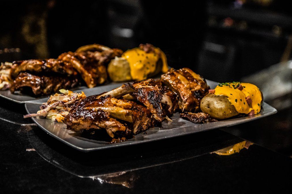 La especialidad de este restaurante son lascarnes de primera calidad (cortes vacunos, de cerdo, pollo y pescado), asadas ala leña con quebracho colorado.&nbsp;