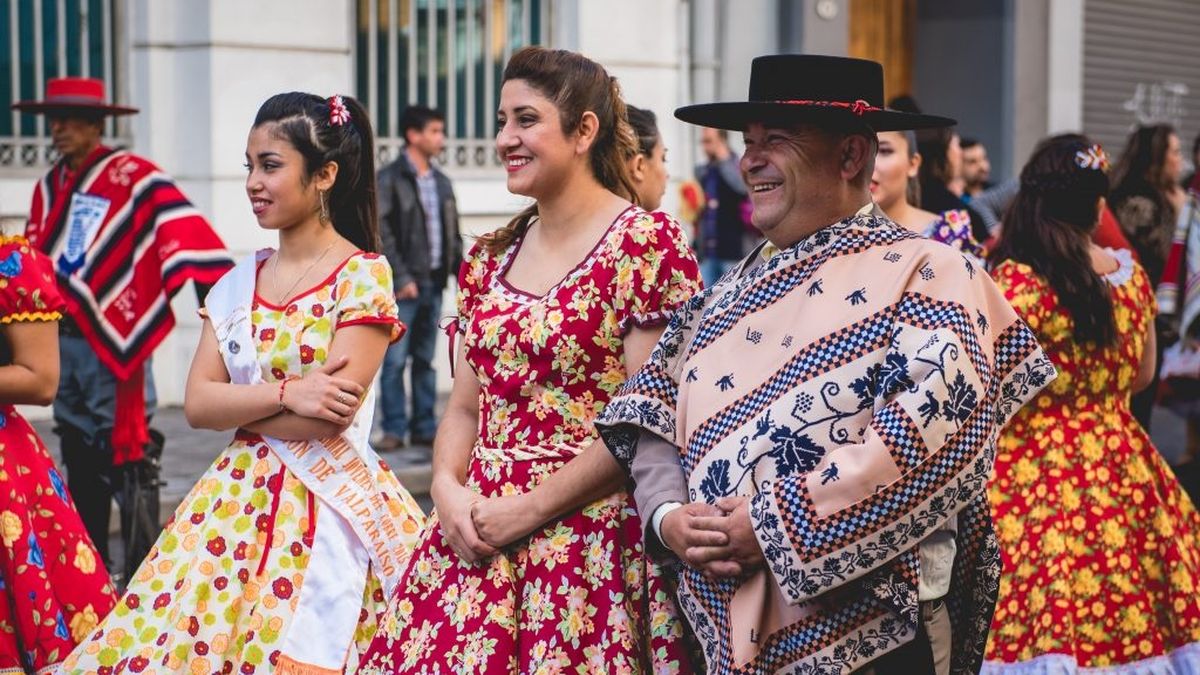 Descubre 5 lugares llenos de tradición, cueca, sabores chilenos y ambiente familiar, todos a pocas horas de Santiago