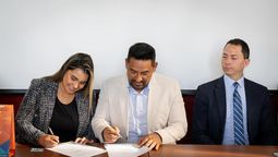 Firma del Acuerdo de Cooperación entre el Gobierno Autónomo Descentralizado Municipal del Cantón San Cristóbal y Galápagos EcoBalance S.A. que promoverá la Carbono neutralidad de la isla y la capacitación empresarial sostenible.