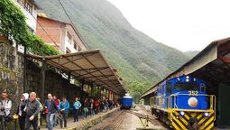 La estación de trenes de la ciudad de Machu Picchu Pueblo volvió a funcionar, luego de la instalación de un nuevo puente ferroviario sobre el río Alcamayo.