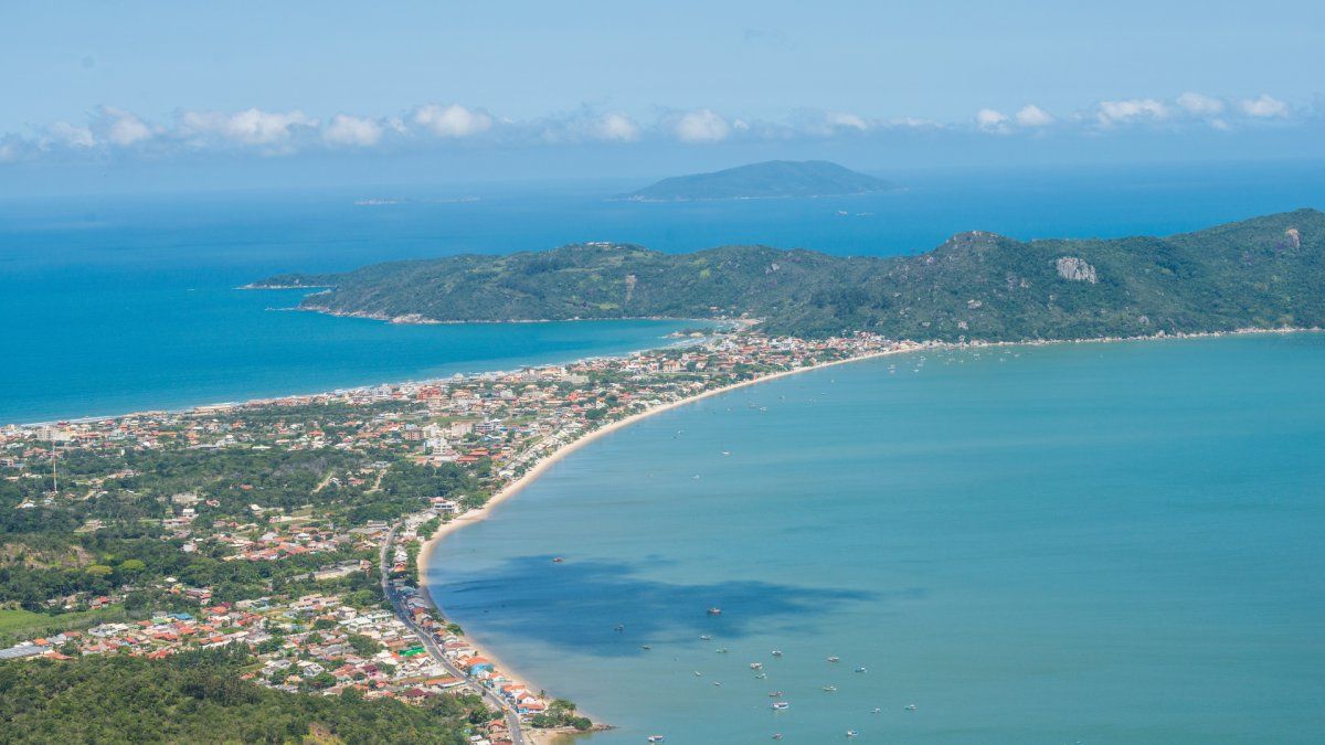 Verano 2025 en Brasil: uno de los senderos gratuitos en Florianópolis es el camino de Praia dos Ingleses a Praia Brava.