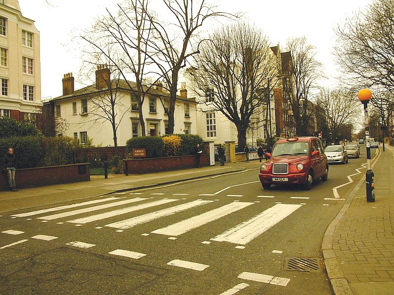 Abbey Road y el cruce de cebra mas famoso. Miles de personas emulan diariamente la tapa del último disco de The Beatles. Imperdible.