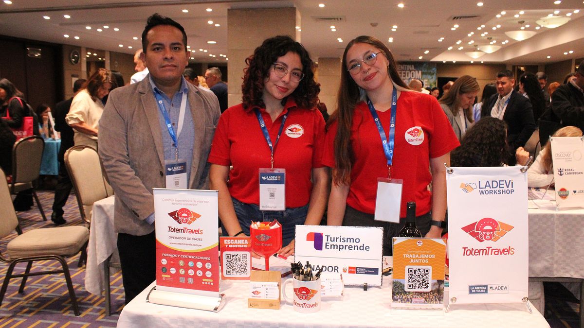 Mauro Quispe, gerente de Administración de Totem Travels, junto a su equipo en Ladevi Workshop Bogotá.