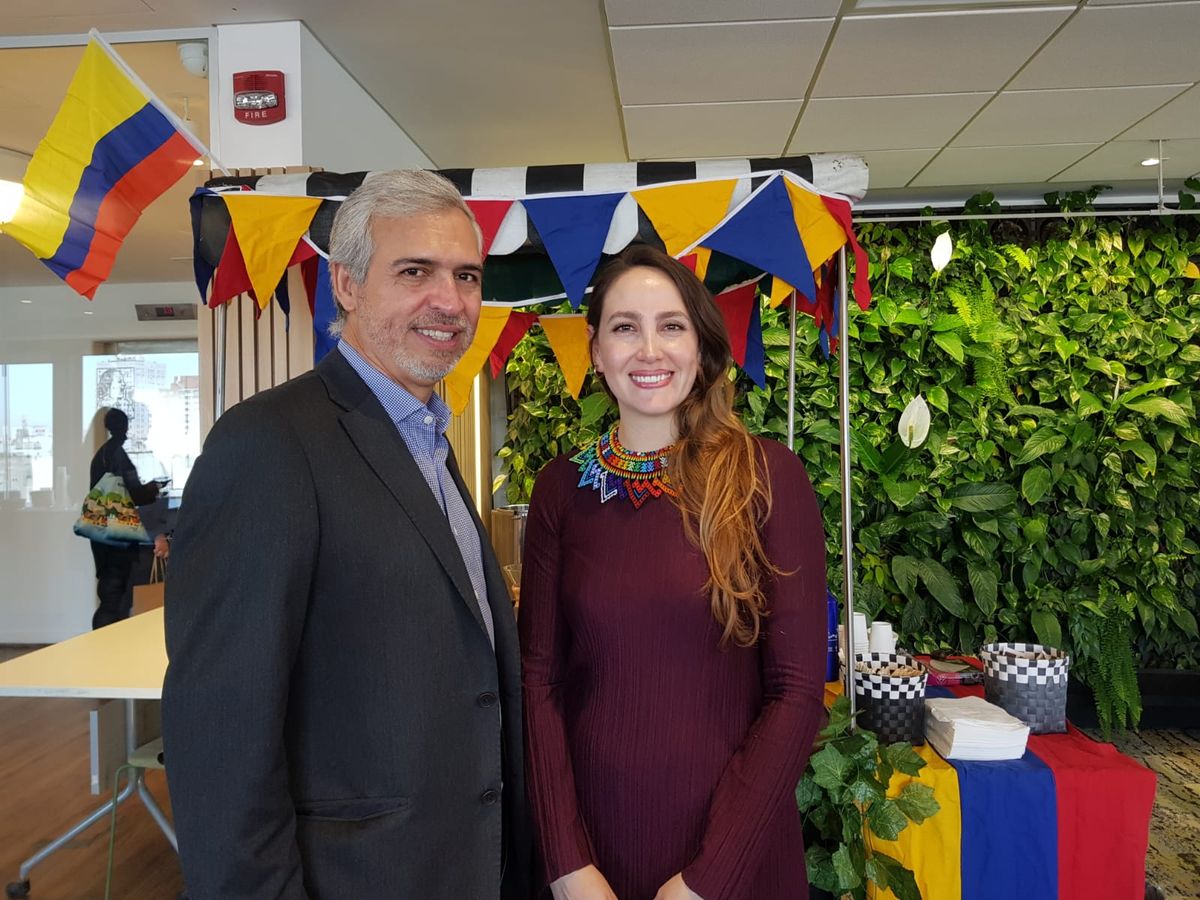 Luis Fernando Fuentes, director Comercial de ProColombia en Argentina, junto a Lina María Patarroyo, asesora senior de Inversión y Turismo de la organización.