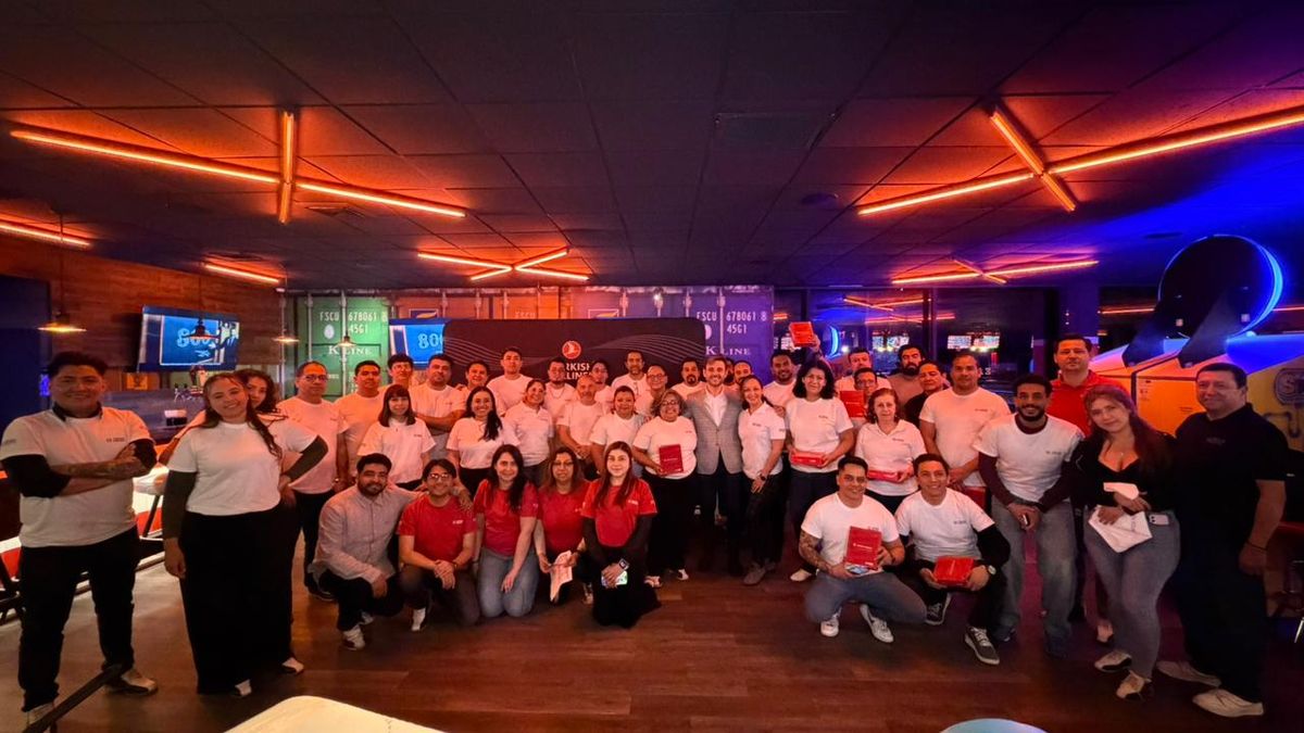 Directivos de Turkish Airlines junto a los agentes de viajes participantes en el torneo.