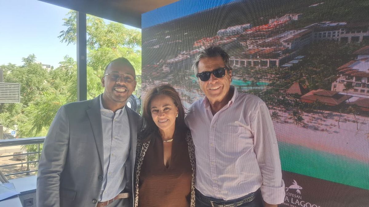 Equipo de Lopesan junto a Freddy Gepp, director de Via Club.