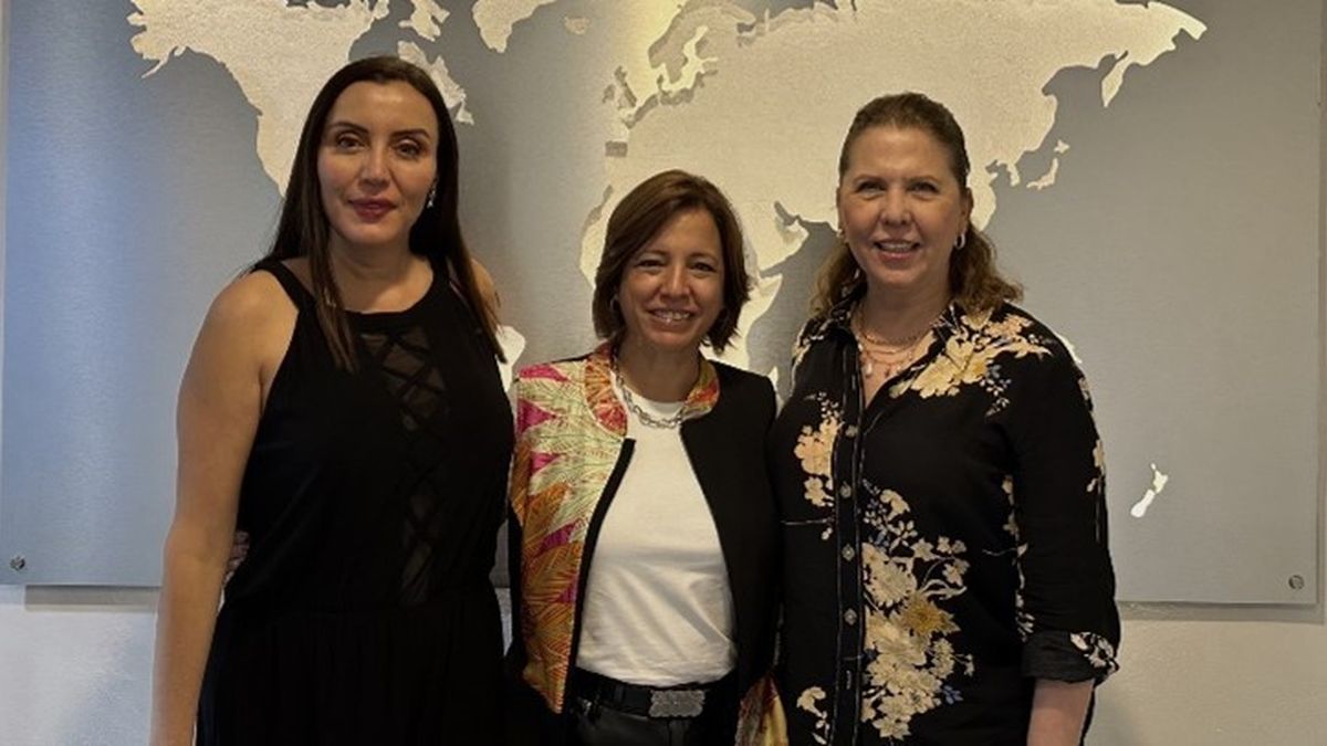 Diana Olivares, quien asume como Country Manager de Universal Assistance en México, posa junto a Silvina García Fillol y Lourdes Croskey.