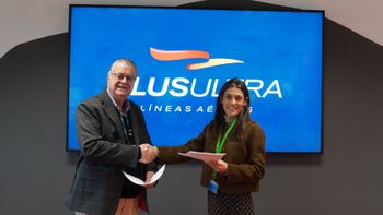 El presidente de Plus Ultra Líneas Aéreas, Julio Martínez Sola, y la presidenta de Sitcpla, Laura Gil