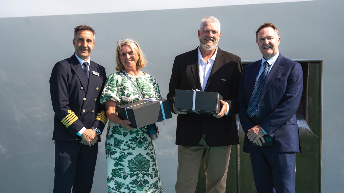 Emerald Kaia: Rob Kuznin, capitán; junto a Kim Scoular, directora de Operaciones de Scenic Group y madrina del Emerald Kaia; Ray Gilbert, ingeniero senior de Software de Scenic Group y padrino del Emerald Kaia; y Glen Moroney, presidente y fundador de Scenic Group. Emerald Kaia: Rob Kuznin, capitán; junto a Kim Scoular, directora de Operaciones de Scenic Group y madrina del Emerald Kaia; Ray Gilbert, ingeniero senior de Software de Scenic Group y padrino del Emerald Kaia; y Glen Moroney, presidente y fundador de Scenic Group.
