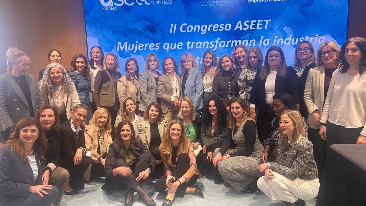 Todas las socias de ASEET se hacen una foto al finalizar el evento