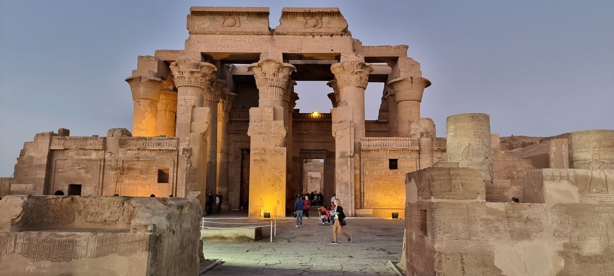 Kom Ombo aloja su sorprendente Templo al que da nombre; una construcción única gracias a su diseño doble con accesos, patios, salas, capillas y santuarios duplicados para dos dioses: Sobek y Haroeris.