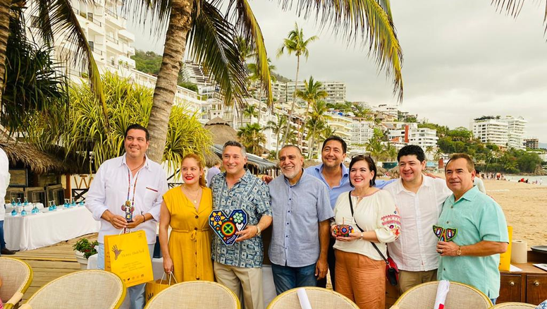 Autoridades de Puerto Vallarta y Mc Allen tras la firma de la alianza orientada a realizar acciones de promoción en conjunto para beneficiar al flujo de visitantes durante todo el año.