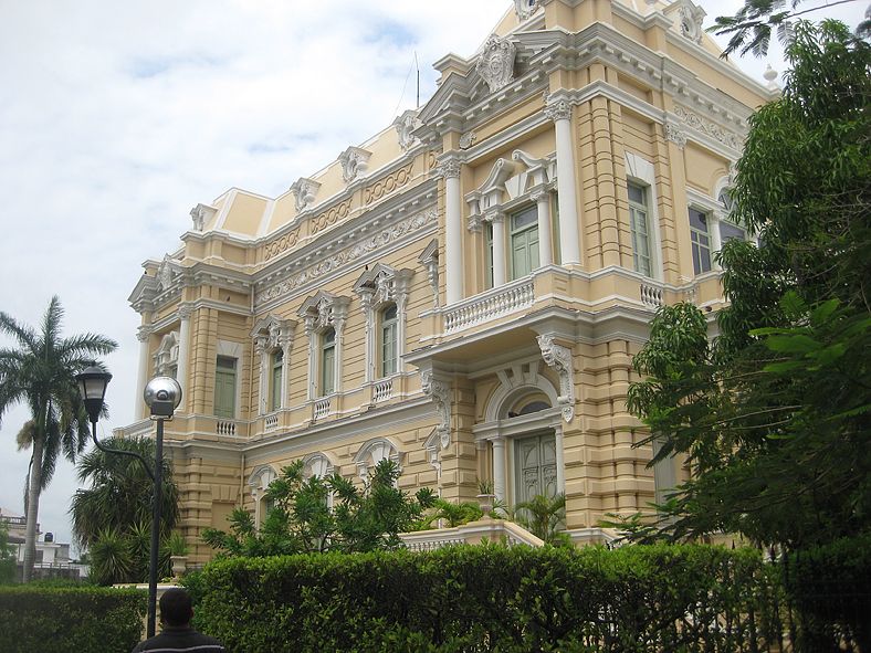 Uno cierra los ojos y por unos instantes no es Mérida, parece París… Pero es no, es uno de los palacetes afrancesados de los “Barones del oro verde”.