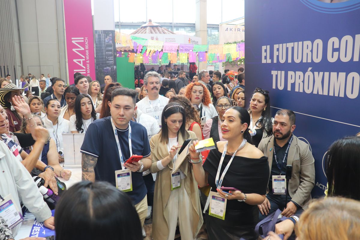 Equipo de Bestravel realizando una dinámica para sus clientes.