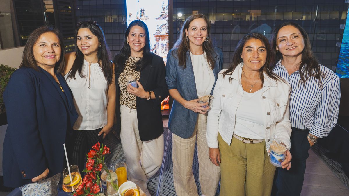 Agentes de viajes durante el sunset de Tempo Reps en el roof top del Hyatt Centric.