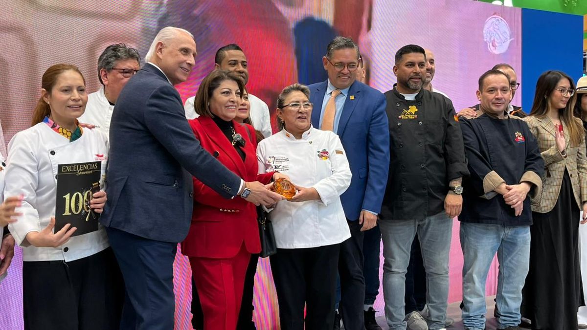 Entrega del Premio Espíritu de Excelencias 2025 a Raíz Ecuador, con presencia de viceministro de Turismo, Mateo Estrella, y Embajadora de Ecuador en Madrid, Wilma Andrade. Fitur 2026.