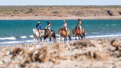 Una mágica cabalgata por la Patagonia en donde se conecta la estepa y el mar