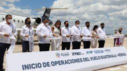 Foto de familia del vuelo inaugural de TAG Airlines de Guatemala a Mérida.