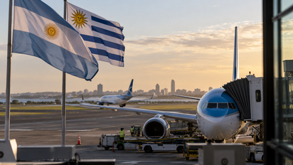 Argentina y Uruguay profundizan su política de cielos abiertos con un nuevo acuerdo que flexibiliza los vuelos entre ambos países.
