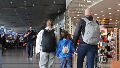 Migración Colombia detectó varios niños impedidos de viajar en 2025 por permisos incompletos o documentos falsos.