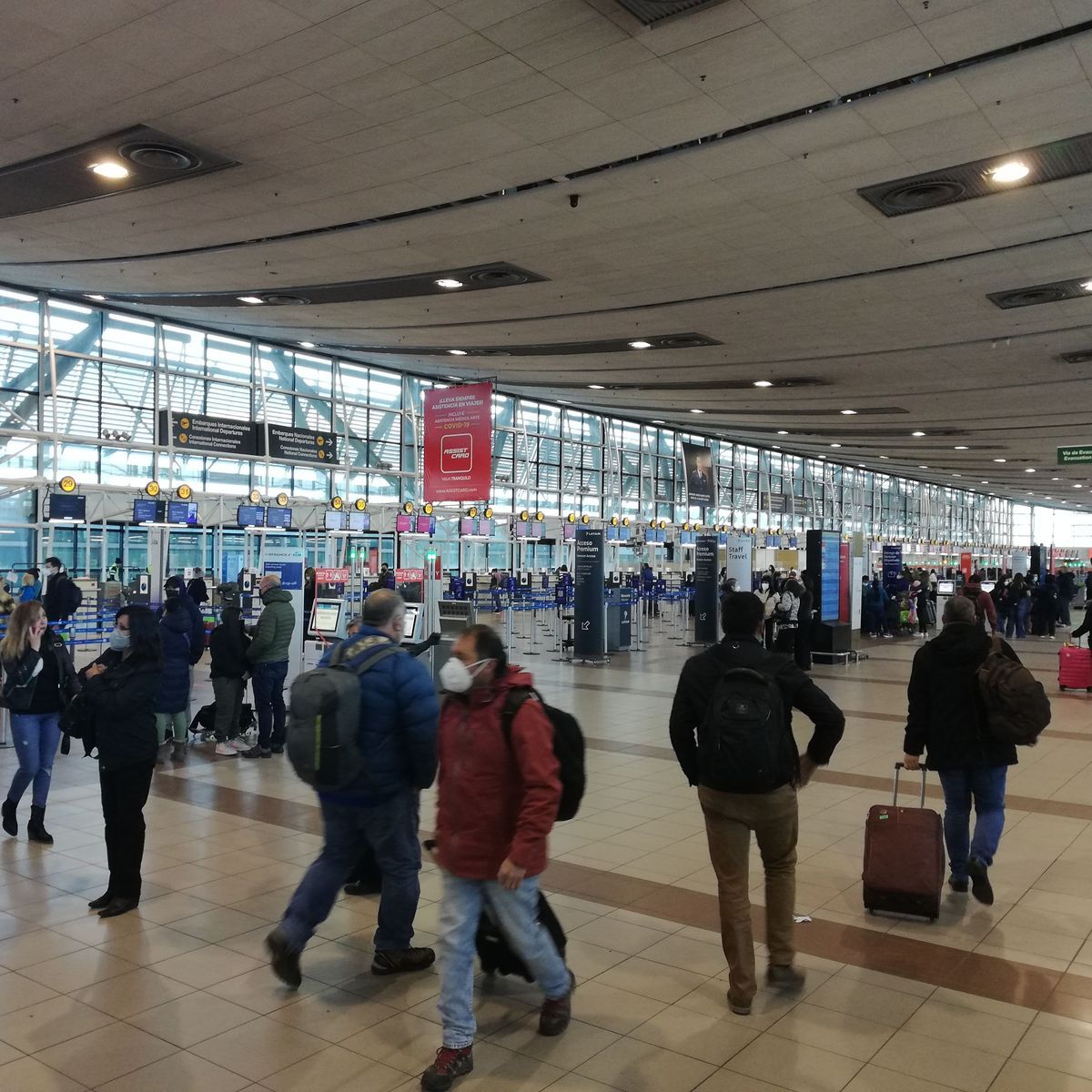Aeropuerto SCL: leve baja de pasajeros en abril