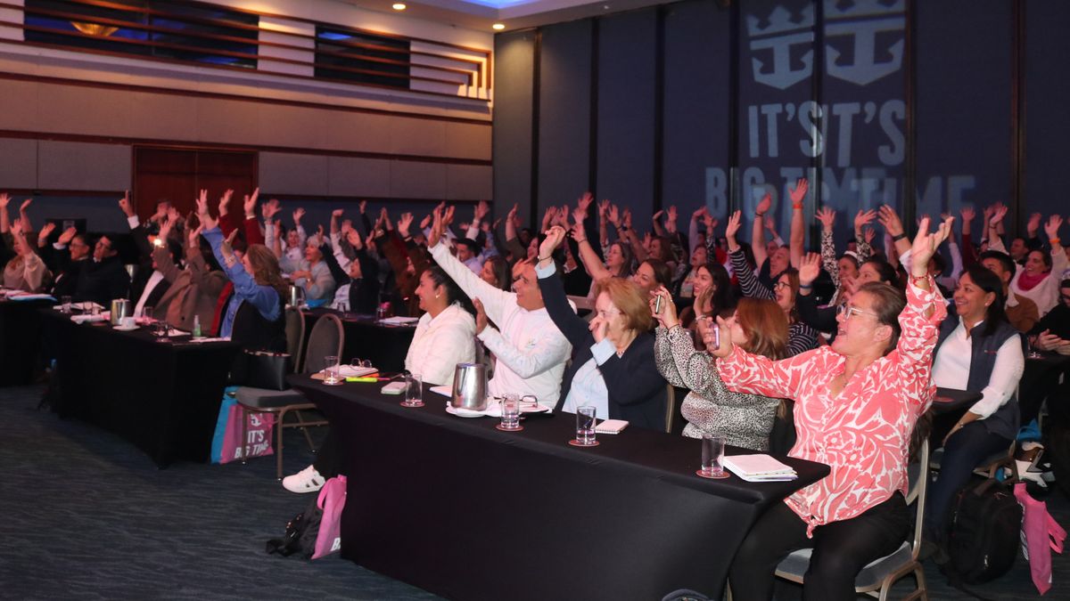 Agentes de viajes participan con entusiasmo en la dinámica de premios durante el evento 'It's Big Time' con Royal Caribbean y Discover.