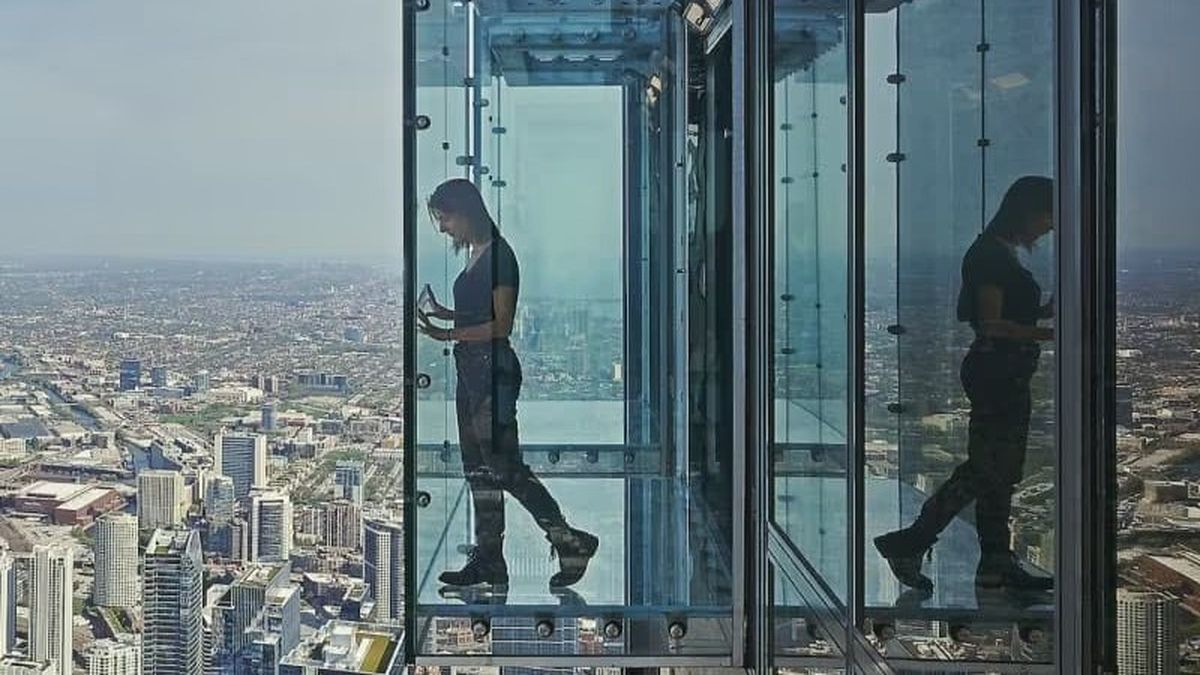 Willis Tower es un rascacielos de 110 pisos famoso por sus vistas desde el mirador llamado Skydeck, un plan que no puedes dejar pasar. 