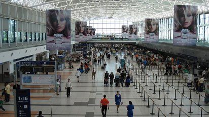 Los familiares directos de argentinos podrán viajar al país por reunificación familiar.