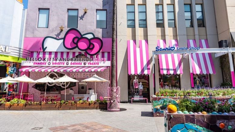 Hello Kitty and Friends Cafe y Sanrio Smile Shop están ubicados uno al lado del otro en el corazón de Universal CityWalk.
