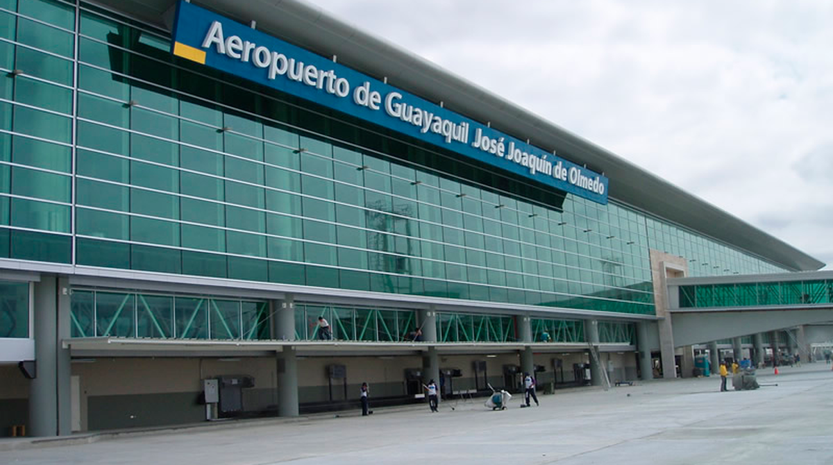 Con el reciente anuncio del toque de queda en Ecuador, se dispusieron algunos requisitos para las personas que viajen desde o hacia los aeropuertos del territorio nacional.
