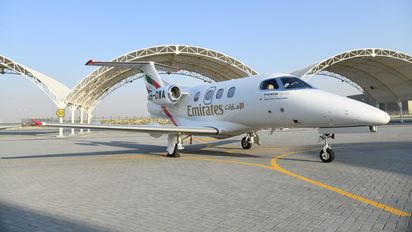 Emirates opera su red de vuelos privados con una aeronave Phenom 100.