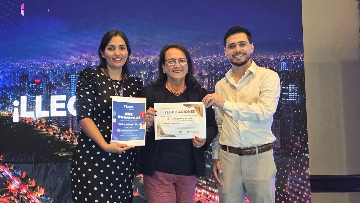B&aacute;rbara Oviedo y Esteban Rodriguez junto a agencia ganadora.
