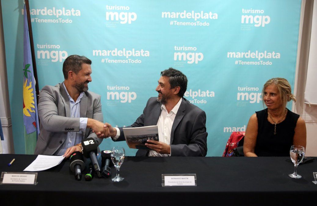 Marcos Grosso, Bernardo Martín y Laura Lledó en la firma del convenio de colaboración turística entre Puerto Madryn y Mar del Plata.