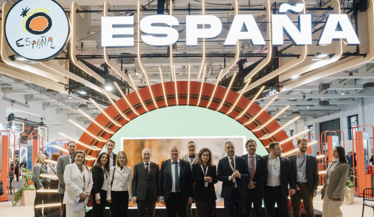 Jordi Hereu y responsables de Turespaña en el stand de España en la feria ITB 2026.
