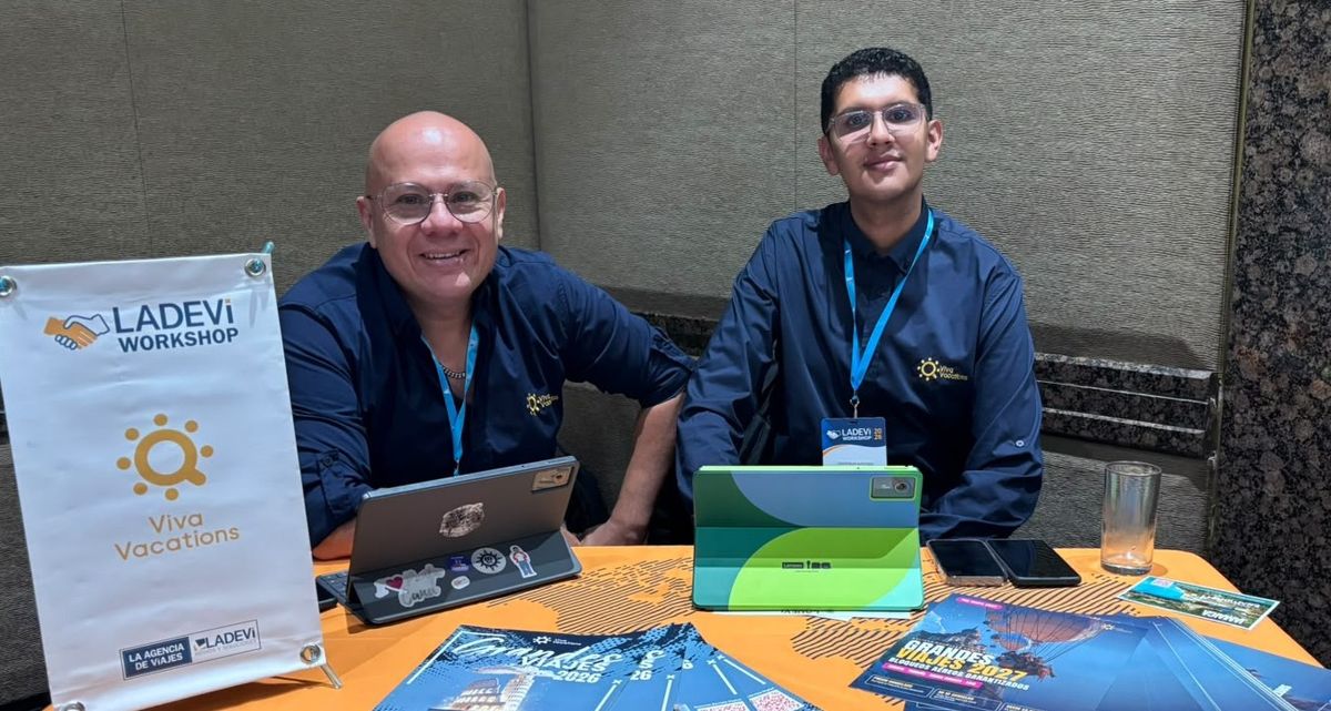 Juan Herrera y Cristhian Sánchez, de Viva Vacations, durante el Ladevi Workshop Colombia 2026-2 en Medellín.