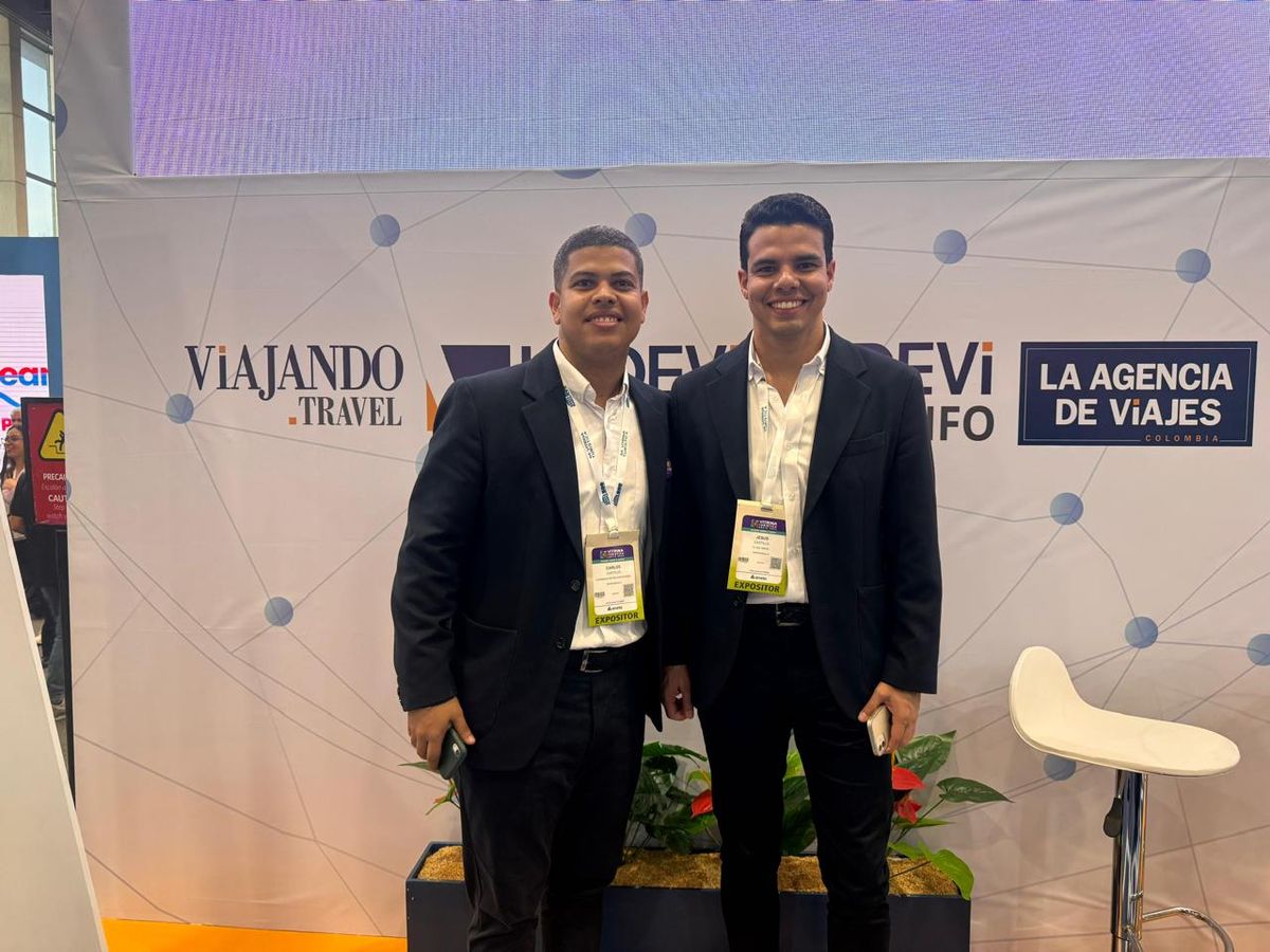 Equpo de TuSim Travel en el stand de Ladevi.